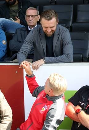Bilder des Tages - SPORT SG Sonnenhof Großaspach - VfB Stuttgart Deutschland, Stuttgart, 03.09.2017, 1. Fussball-Bundesliga, Saison 2017 2018, Testspiel, SG Sonnenhof Großaspach - VfB Stuttgart: v.l. Artur Beck (Spielerberater und Bruder von Andreas Beck), Andreas Beck (VfB Stuttgart).