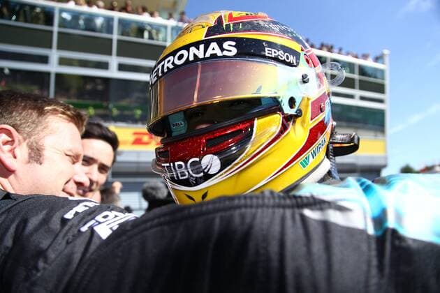 Lewis Hamilton (Mercedes AMG Petronas Formula One Team) bejubelt seinen Sieg mit seinem Team, Grosser Preis von Italien 2017, Rennen, Motorsport, Formel 1, 03.09.2017, Monza Copyright: xNeisx Eibner-Pressefotox EP_ans