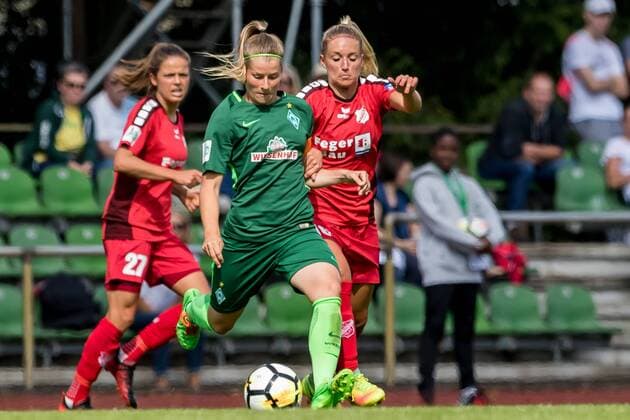 v.li.: Marie-Louise Eta (SV Werder Bremen, 6) und Selina Wagner (SC Sand, 10) im Zweikampf, Duell, duel, tackle, Fussball, Allianz Frauen-Bundesliga, SV Werder Bremen - SC Sand, xdgx