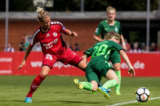v.li.: Jana Vojtekova (SC Sand, 20) und Lisa Josten (SV Werder Bremen, 20) im Zweikampf, Duell, duel, tackle, Fussball, Allianz Frauen-Bundesliga, SV Werder Bremen - SC Sand, xdgx