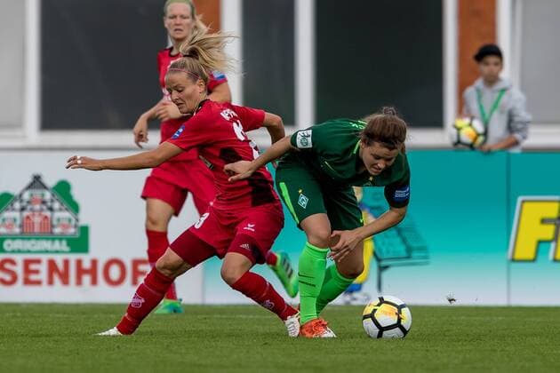 v.li.: Isabelle Meyer (SC Sand, 23) und Janine Angrick (SV Werder Bremen, 8) im Zweikampf, Duell, duel, tackle, Fussball, Allianz Frauen-Bundesliga, SV Werder Bremen - SC Sand, xdgx