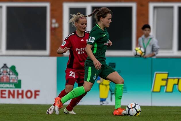 v.li.: Isabelle Meyer (SC Sand, 23) und Janine Angrick (SV Werder Bremen, 8) im Laufduell, Fussball, Allianz Frauen-Bundesliga, SV Werder Bremen - SC Sand, xdgx