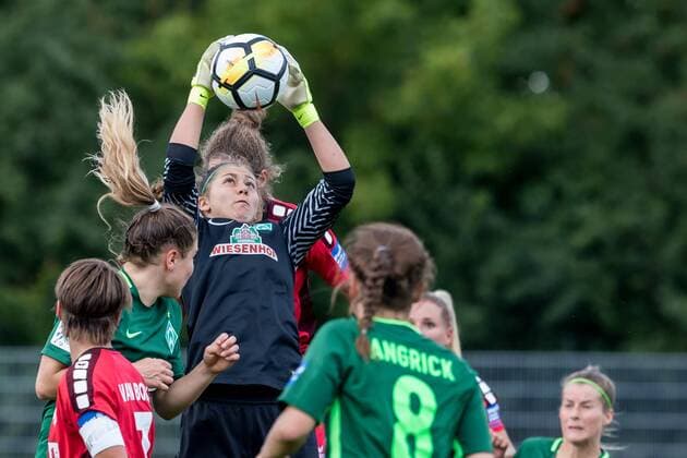 Torhüterin Lena Pauels (SV Werder Bremen, 22)(Bildmitte) springt hoch und fängt den Ball, Fussball, Allianz Frauen-Bundesliga, SV Werder Bremen - SC Sand, xdgx