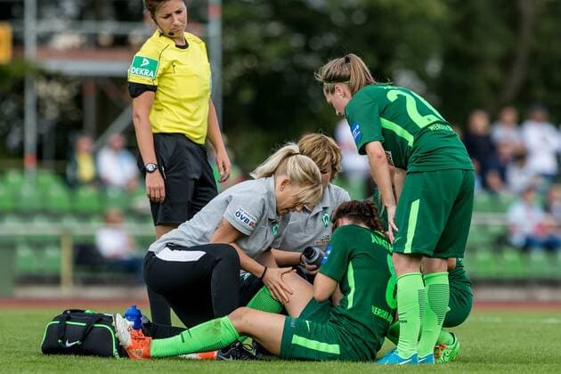 v.li.: Physiotherapeutin Laura Kersting (SV Werder Bremen) behandelt die verletzte Janine Angrick (SV Werder Bremen, 8), Fussball, Allianz Frauen-Bundesliga, SV Werder Bremen - SC Sand, xdgx
