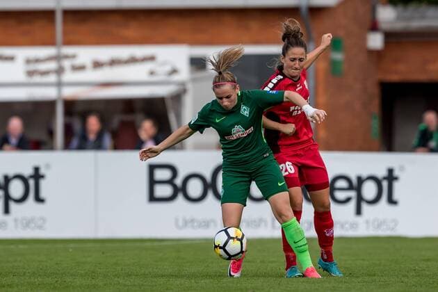 v.li.: Cindy König (Koenig, SV Werder Bremen, 11) und Laura Vetterlein (SC Sand, 26) im Zweikampf, Duell, duel, tackle, Fussball, Allianz Frauen-Bundesliga, SV Werder Bremen - SC Sand, xdgx