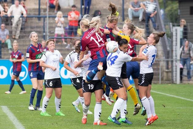 Spielertraube vor dem Jenaer Tor nach einem der zahlreichen Eckbälle; Stina Johannes (FF USV Jena, 22, Torwart) kann klären, Fußball, Allianz Frauen-Bundesliga, 1. FFC Turbine Potsdam - FF USV Jena, xprx