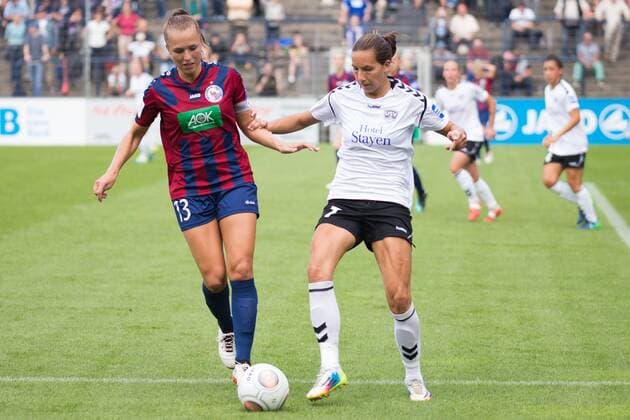 v.li.: Lia Joelle Wälti (Turbine Potsdam, 13), Ivana Rudelic (FF USV Jena, 7); Zweikampf, Duell, Aktion, action, Fußball, Allianz Frauen-Bundesliga, 1. FFC Turbine Potsdam - FF USV Jena, xprx