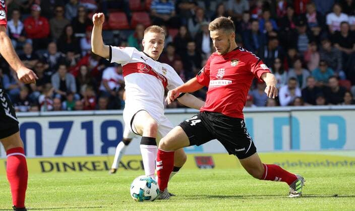 Aspach , Fußball Testspiel SG Sonnenhof Großaspach vs. VfB Stuttgart , von links: Santiago Ascacibar ( VfB ) Yannick Thermann ( Aspach )
