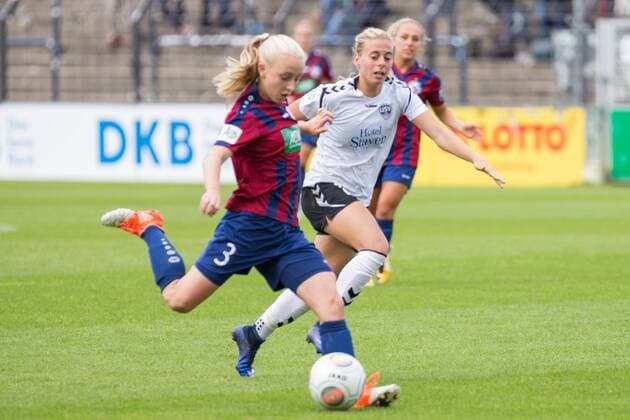 v.li.: Caroline Siems (Turbine Potsdam, 3), Amelia Pietrangelo (FF USV Jena, 10); Laufduell, Fußball, Allianz Frauen-Bundesliga, 1. FFC Turbine Potsdam - FF USV Jena, xprx