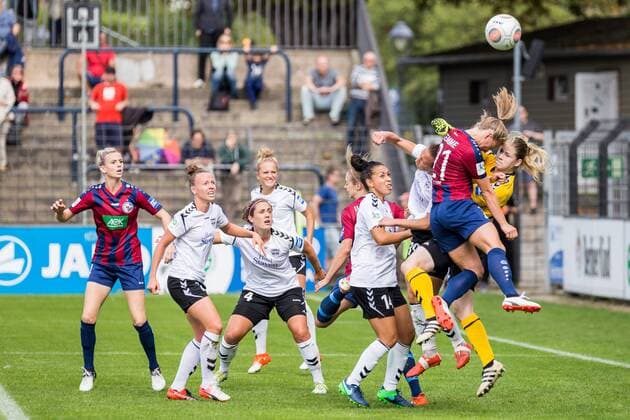 Spielertraube vor dem Jenaer Tor nach einem der zahlreichen Eckbälle, Fußball, Allianz Frauen-Bundesliga, 1. FFC Turbine Potsdam - FF USV Jena, xprx