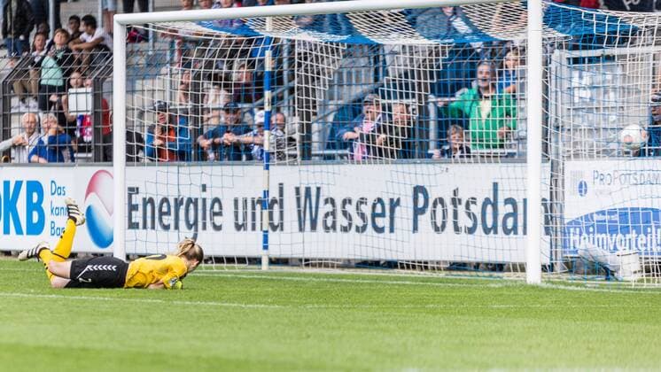 Stina Johannes (FF USV Jena, 22, Torwart) kann dem Ball nur noch hinterhersehen; Tor, goal, Torerfolg, Aktion, Fußball, Allianz Frauen-Bundesliga, 1. FFC Turbine Potsdam - FF USV Jena, xprx