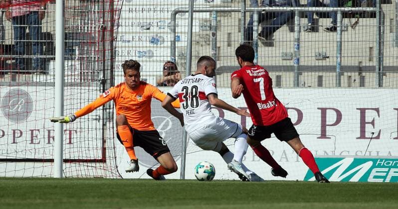 SG Sonnenhof Großaspach - VfB Stuttgart Deutschland, Stuttgart, 03.09.2017, 1. Fussball-Bundesliga, Saison 2017 2018, Testspiel, SG Sonnenhof Großaspach - VfB Stuttgart: v.l. Alexander Meyer, Stefan Peric (beide VfB Stuttgart), Shqiprim Binakaj (SG Sonnenhof Großaspach).
