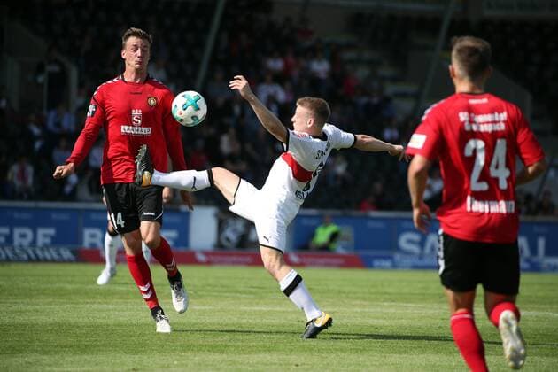 SG Sonnenhof Großaspach - VfB Stuttgart Deutschland, Stuttgart, 03.09.2017, 1. Fussball-Bundesliga, Saison 2017 2018, Testspiel, SG Sonnenhof Großaspach - VfB Stuttgart: v.l. Alexander Aschauer (SG Sonnenhof Großaspach), Santiago Ascacibar (VfB Stuttgart).