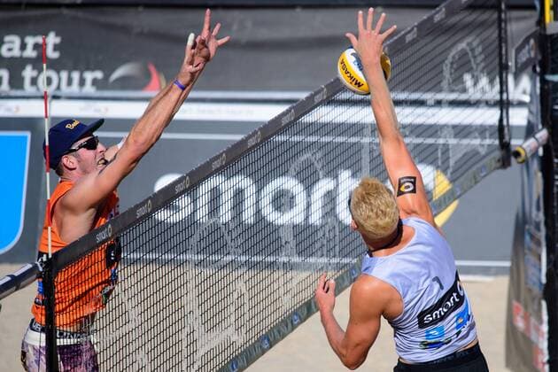 03.09.2017, Timmendorfer Strand, Ahmann-Hager-Arena Beachvolleyball, Deutsche Meisterschaft Block Sebastian Fuchs - Angriff Tim Holler