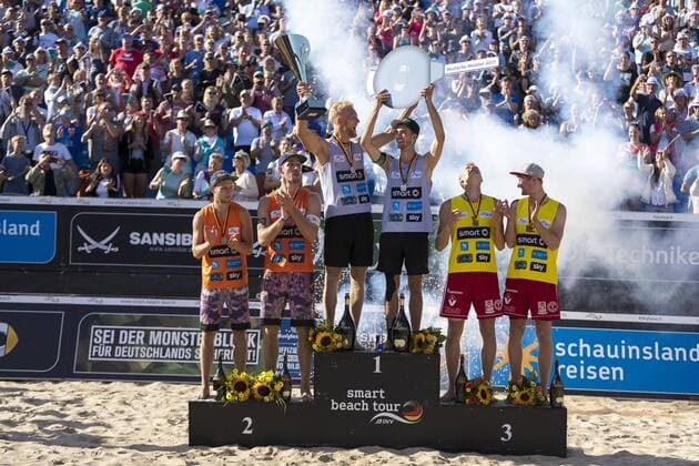 Tim Holler und Clemens Wickler freuen sich ueber den Titel, Sebastian Fuchs und Eric Stadie werden Zweite, Philipp Arne-Bergmann und Yannick Harms freuen sich ueber den dritten Platz. Siegerehrung der Herren, Deutsche smart Beach-Volleyball Meisterschaften 2017, 03.09.17 Timmendorfer Strand Schleswig-Holstein Germany Ahmann-Hager-Arena Copyright: xAgentur54Gradx xFelixxKoenigx