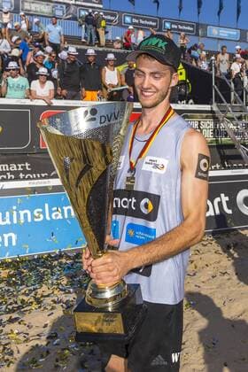 Clemens Wicker mit dem Pokal. Siegerehrung der Herren, Deutsche smart Beach-Volleyball Meisterschaften 2017, 03.09.17 Timmendorfer Strand Schleswig-Holstein Germany Ahmann-Hager-Arena Copyright: xAgentur54Gradx xFelixxKoenigx