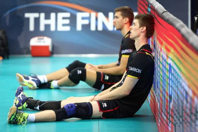 Themen der Woche - SPORT Bilder des Tages - SPORT Krakow , Tauron Arena 03.09.2017 siatkowka Mistrzostwa Europy CEV 2017 Mecz o 3 miejsce Serbia - Belgia Serbia wygrala mecz o III miejsce NZ smutek, porazka Belgia Francois Lecat ( BEL ) Gert Van Walle ( BEL ) FOT Michal Nowak Newspix.pl Krakow , Tauron Arena 03.09.2017 sport volleyball 2017 CEV Volleyball European Championship EM Europameisterschaft - Men 3rd place game Serbia - Belgium Serbia won the 3rd place game photo by Michal Nowak Newspix.pl --- Newspix.pl FRANCE OUT!  170903MIN018