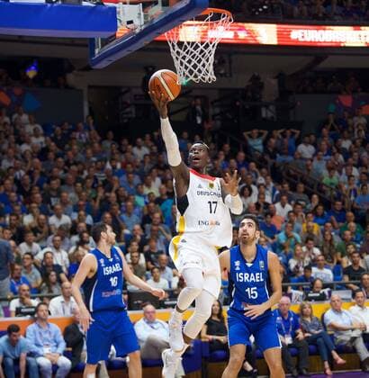 EuroBasket 2022, DBB, Historie, EM - Historie Bilder des Tages - SPORT Basketball EM, Deutschland - Israel Basketball Tel Aviv 03.09.2017 Eurobasket 2017 Europameisterschaft der Herren Vorrunde Deutschland (GER) - Israel (ISR) Dennis Schröder Schroeder (Deutschland, No.17) Schröder Bar TIMOR (Israel, No.15) re.