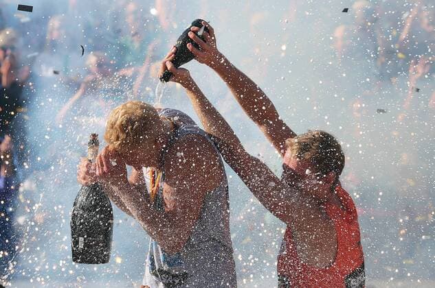 Themen der Woche - SPORT Bilder des Tages - SPORT Sektdusche für den neuen Deutschen meister Tim Holler