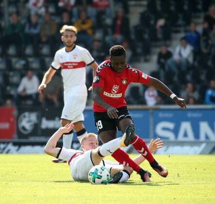 SG Sonnenhof Großaspach - VfB Stuttgart Deutschland, Stuttgart, 03.09.2017, 1. Fussball-Bundesliga, Saison 2017 2018, Testspiel, SG Sonnenhof Großaspach - VfB Stuttgart: v.l. Santiago Ascacibar (VfB Stuttgart), Makana Baku (SG Sonnenhof Großaspach).