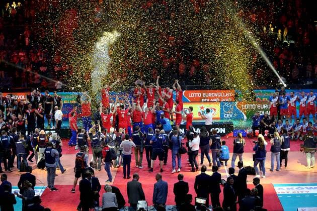 Krakow , Tauron Arena 03.09.2017 siatkowka Mistrzostwa Europy CEV 2017 Final Niemcy - Rosja NZ ceremonia medalowa , Rosja wygrala mistrzostwo Europy , zloty medal FOT Michal Nowak Newspix.pl Krakow , Tauron Arena 03.09.2017 sport volleyball 2017 CEV Volleyball European Championship EM Europameisterschaft - Men The final game , golden medal match Germany - Russia photo by Michal Nowak Newspix.pl --- Newspix.pl FRANCE OUT!  170903MIN193