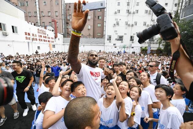Bilder des Tages - SPORT BEIJING, CHINA - SEPTEMBER 04: NBA Basketball Herren USA star LeBron James of the Cleveland Cavaliers meets fans at a Nike store on September 4, 2017 in Beijing, China.  Copyright: xVCGx CFP111125352534 