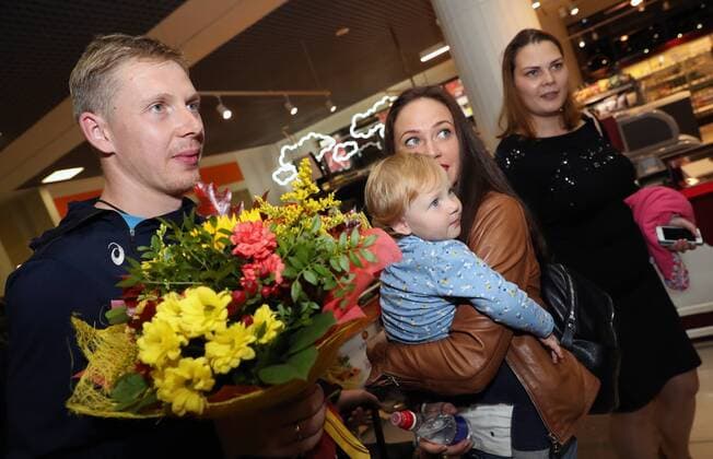 MOSCOW REGION, RUSSIA - SEPTEMBER 4, 2017: Sergey Grankin (L), a member of the Russian men s national volleyball team, welcomed at Sheremetyevo International Airport. Team Russia has won the 2017 Men s European Volleyball Championship in Poland. Vycheslav Prokofyev TASS  TS05E44F