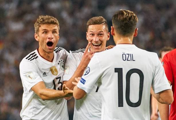 Bilder des Tages - SPORT d Julian DRAXLER, DFB 7 Torjubel, Jubel nach dem Tor zum 2-0 mit Mesut OEZIL, DFB 10 Thomas MUELLER, DFB 13 DEUTSCHLAND - NORWEGEN WM-Qualifikation Deutsche Fussball Nationalmannschaft, DFB am 04.09.2017 in Stuttgart, Deutschland.