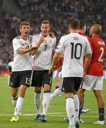 Themen der Woche - SPORT Bilder des Tages - SPORT 04.09.2017, Fussball WM-Qualifikation, 8.Spieltag, Deutschland - Norwegen, in Stuttgart, Mercedes-Benz-Arena. Torjubel zum 2:0 von Julian Draxler (2.v.li, Deutschland) mit Mesut Özil (re, Deutschland) und Thomas Müller (li, Deutschland). 
