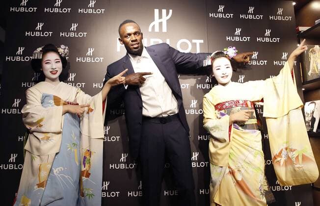 Themen der Woche - SPORT Bilder des Tages - SPORT Retired Bolt appears in Kyoto Retired Jamaican sprinter Usain Bolt (C) poses with geisha during an event for Swiss luxury watchmaker Hublot in the traditional Gion district of Japan s tourist city of Kyoto on Sept. 5, 2017. 