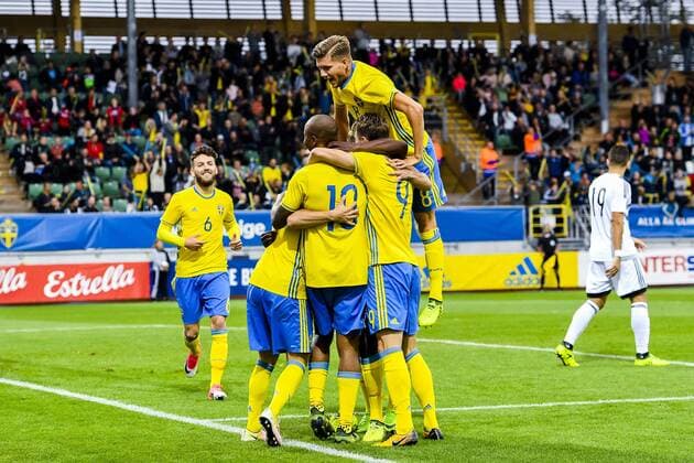 170905 Sveriges spelare jublar efter 1-0 av Carlos Strandberg under fotbollsmatchen i kvalet till U21 U 21 EM mellan Sverige och Cypern den 5 september 2017 i Falkenberg.  Copyright: DANIELxSTILLER BB170905DS002