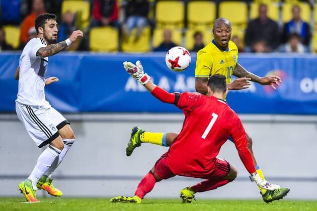 170905 Sveriges Carlos Strandberg gör 3-0 bakom Cyperns malvakt Andreas Christodoulou under fotbollsmatchen i kvalet till U21 U 21 EM mellan Sverige och Cypern den 5 september 2017 i Falkenberg.  Copyright: DANIELxSTILLER BB170905DS012