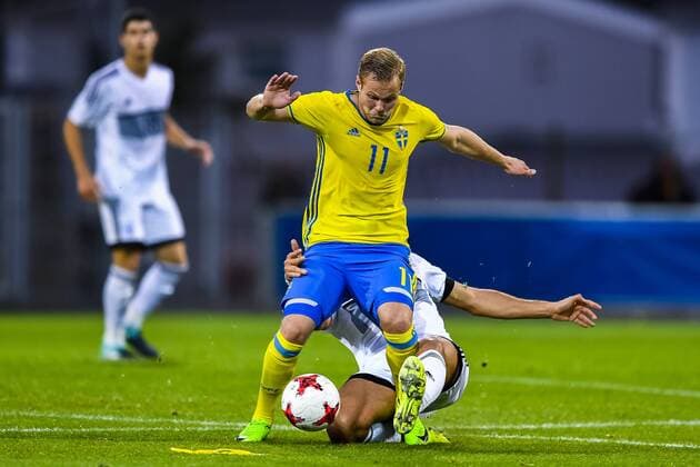 170905 Sveriges Gustav Engvall och Cyperns Costas Soteriou under fotbollsmatchen i kvalet till U21 U 21 EM mellan Sverige och Cypern den 5 september 2017 i Falkenberg.  Copyright: KRISTERxANDERSSON BB170905KA003