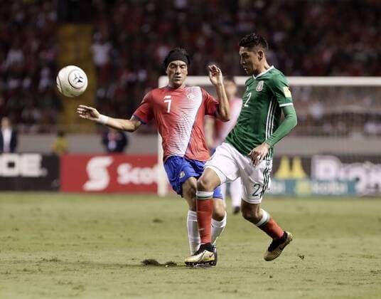 Cristian Bolanos (R) of Costa Rica vies for the ball with Edson Alvarez (L) of Mexico during the FIFA World Cup WM Weltmeisterschaft Fussball 2018 qualifying soccer match between Costa Rica and Mexico in San Jose, Costa Rica, 05 September 2017. Costa Rica vs. Mexico !ACHTUNG: NUR REDAKTIONELLE NUTZUNG!  Copyright: xJeffreyxArguedasx SJS01 20170906-636402720283796228