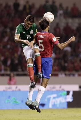 Bilder des Tages - SPORT Celso Borges (R) of Costa Rica vies for the ball with Hector Moreno (L) of Mexico during the FIFA World Cup WM Weltmeisterschaft Fussball 2018 qualifying soccer match between Costa Rica and Mexico in San Jose, Costa Rica, 05 September 2017. Costa Rica vs. Mexico !ACHTUNG: NUR REDAKTIONELLE NUTZUNG!  Copyright: xJeffreyxArguedasx SJS01 20170906-636402739320939139