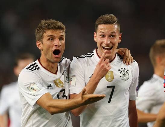Fussball, Qualifikation zur Weltmeisterschaft, WM-Qualifikation Europa, 8. Spieltag, Saison 2017 2018, Herren, Deutschland, 04.09.2017, deutsche Nationalmannschaft, Deutschland - Norwegen 6-0, v.l. Aktion, Freude, jubeln, Jubel nach Tor zum 2-0, Thomas Müller, Deutschland, Torschuetze Julian Draxler, Deutschland,