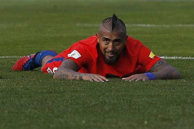 Futbol, Bolivia vs Chile. Eliminatorias al mundial de Rusia 2018. El Jugador de Chile Arturo Vidal se lamenta tras perder gol durante el partido contra Bolivia por las clasificatorias al mundial de Rusia 2018 en el Estadio Hernando Sales La Paz, Bolivia 05 09 2017 Ramon Monroy Photosport Football, Bolivia vs Chile. World Cup qualifiers 2018. Chile s The Arturo Vidalplayer the Mint his goal during the match against Bolivia by the qualifiers to the 2018 World Cup in the Estadio Hernando Sales La Paz, Bolivia 05 09 2017 Ramon Monroy Photosport Bolivia vs Chile, clasificatorias Mundial Rusia 2018. 