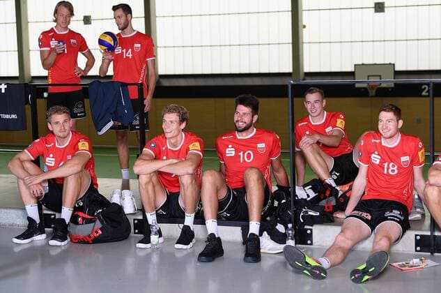 Volleyball 1 Bundesliga Season 2017 2018 Media Day Photo shooting TV Rottenburg 08 09 2017 team TV Rottenburg Dirk Flour mountain rear left and John wrong rear right Friederich Nagel Lars Wilmsen Ferenc Nemeth John and Tim Grozer front v left Wait Rottenburg