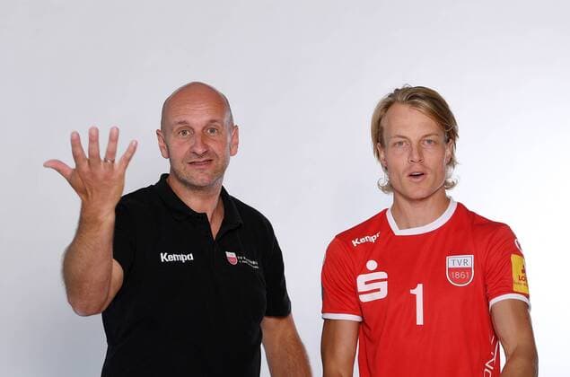 Volleyball 1 Bundesliga Season 2017 2018 Media Day Photo shooting TV Rottenburg 08 09 2017 team manager Hans Peter Mueller Berger u0026 39;s fear left and Dirk Flour mountain Rottenburg