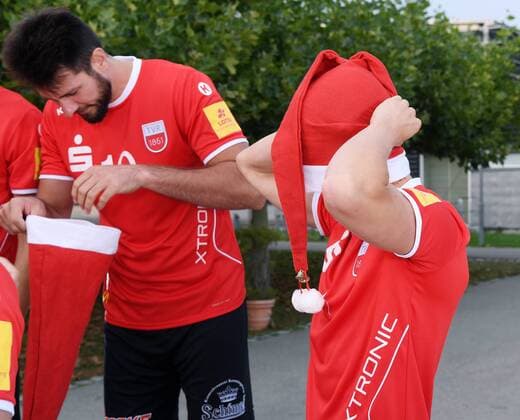 Volleyball 1 Bundesliga Season 2017 2018 Media Day Photo shooting TV Rottenburg 08 09 2017 Dirk Flour mountain right and Ferenc Nemeth try to a Nikolausmuetze designed to Rottenburg