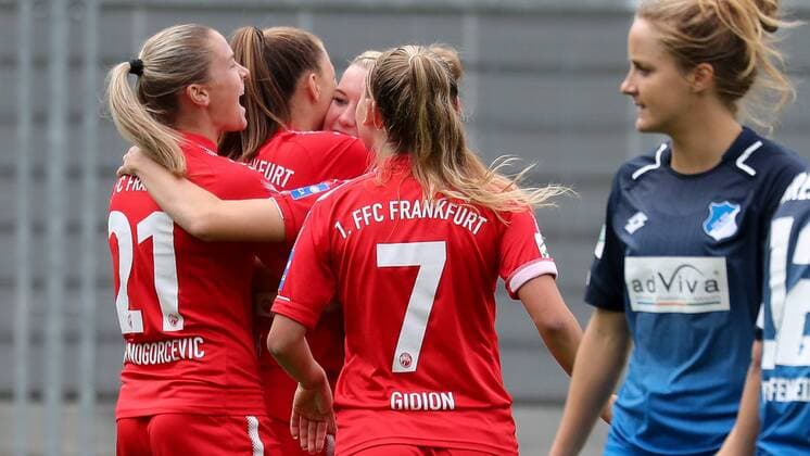 Players 1 FFC Frankfurt cheer above the goal to 0 1 cheering goal celebration Goals Celebrate The Goal Goal Celebration cheering ueber the goal optimistic Action Action shot Football Alliance Women Bundesliga TSG 1899 Hoffenheim 1 FFC Frankfurt xozx