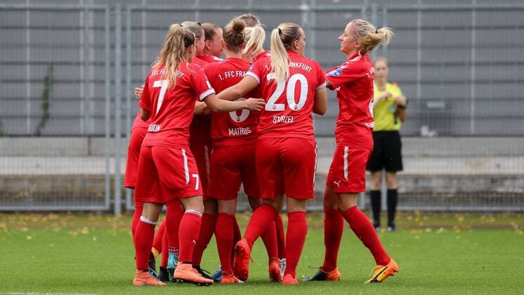 Players 1 FFC Frankfurt cheer above the goal to 0 1 cheering goal celebration Goals Celebrate The Goal Goal Celebration cheering ueber the goal optimistic Action Action shot Football Alliance Women Bundesliga TSG 1899 Hoffenheim 1 FFC Frankfurt xozx