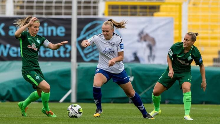 v left Marie Louise ETA SV Werder Bremen 6 and Anna Lena Rieke FF UPS Jena 9 in duel Duel Duel Tackle Football Alliance Women Bundesliga FF UPS Jena SV Werder Bremen xdgx