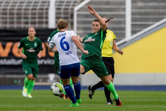 v left Susann Utes FF UPS Jena 6 and Janine Angrick SV Werder Bremen 8 in duel Duel Duel Tackle Football Alliance Women Bundesliga FF UPS Jena SV Werder Bremen xdgx