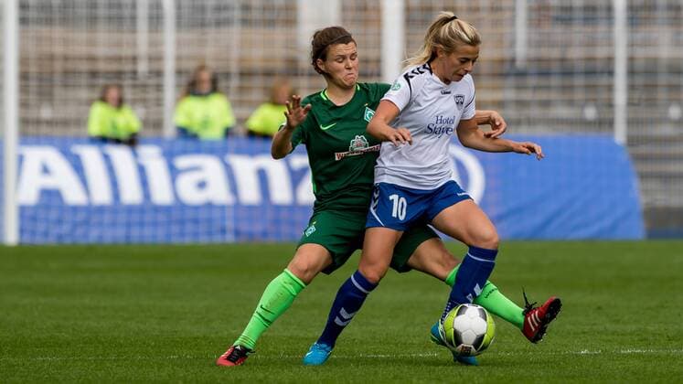v left Janine Angrick SV Werder Bremen 8 and Amelia Pietrangelo FF UPS Jena 10 in duel Duel Duel Tackle Football Alliance Women Bundesliga FF UPS Jena SV Werder Bremen xdgx
