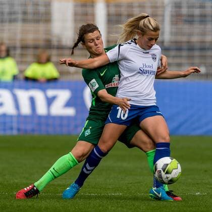 v left Janine Angrick SV Werder Bremen 8 and Amelia Pietrangelo FF UPS Jena 10 in duel Duel Duel Tackle Football Alliance Women Bundesliga FF UPS Jena SV Werder Bremen xdgx