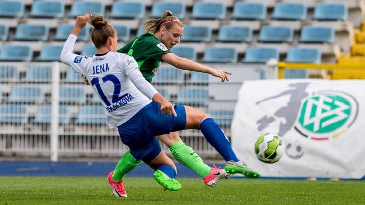 v left Jana Sedlackova FF UPS Jena 12 and Cindy King Koenig SV Werder Bremen 11 in duel Duel Duel Tackle Football Alliance Women Bundesliga FF UPS Jena SV Werder Bremen xdgx