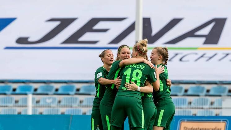 The Players the SV Werder Bremen the goal celebration Goal Celebration Celebrate The Goal Goal Celebration After the Compensation 1 1 Football Alliance Women Bundesliga FF UPS Jena SV Werder Bremen xdgx