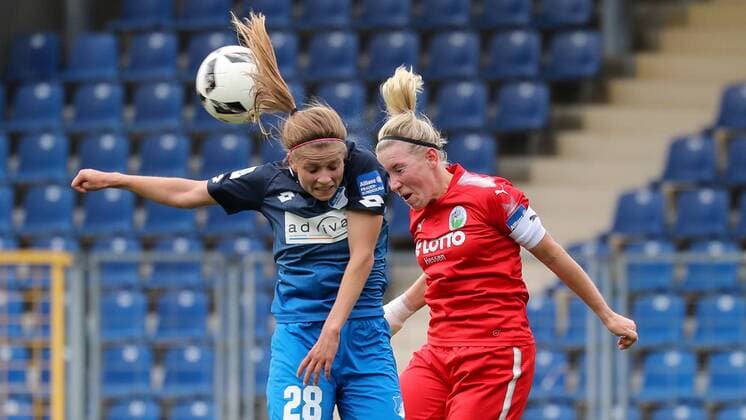 v left TaBeA Wassmuth TaBeA Wassmuth TSG 28 MARITHE Priessen MARITHE Priessen Frankfurt 13 Head ball Header duel in the Air Action shot Action Football Alliance Women Bundesliga TSG 1899 Hoffenheim 1 FFC Frankfurt xozx