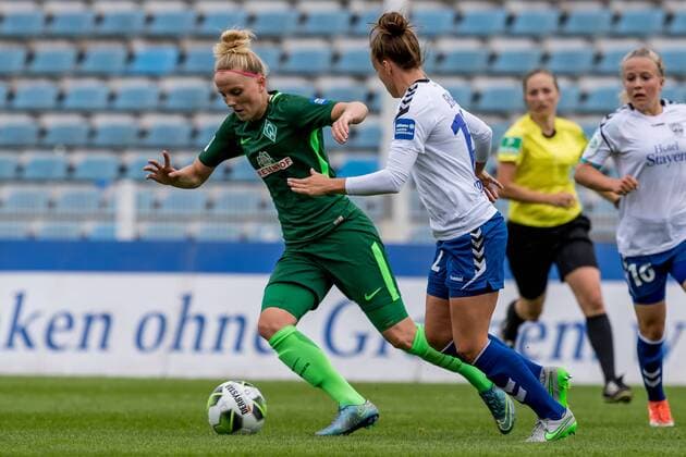 v left Lina HAUSICKE SV Werder Bremen 18 and Jana Sedlackova FF UPS Jena 12 in duel Duel Duel Tackle Football Alliance Women Bundesliga FF UPS Jena SV Werder Bremen xdgx